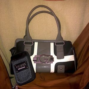 Gorgeous purse and wallet!! Must have!!